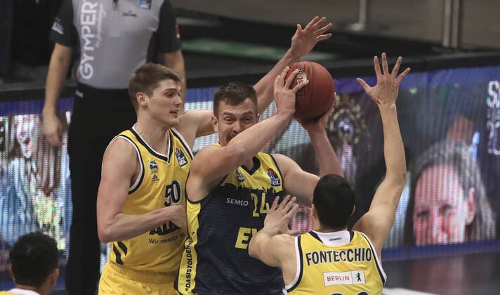 Ben Lammers, Rasid Mahalbasic, Simone Fontecchio Aktion Spielszene Zweikampf Basketball BBL Bundesliga Herren Saison 2020 2021 09.03.2021 ALBA Berlin vs. EWE Baskets Oldenburg