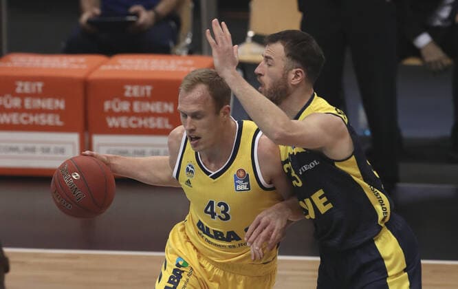 Luke Sikma, Philipp Schwethelm Aktion Spielszene Zweikampf Basketball BBL Bundesliga Herren Saison 2020 2021 09.03.2021 ALBA Berlin vs. EWE Baskets Oldenburg