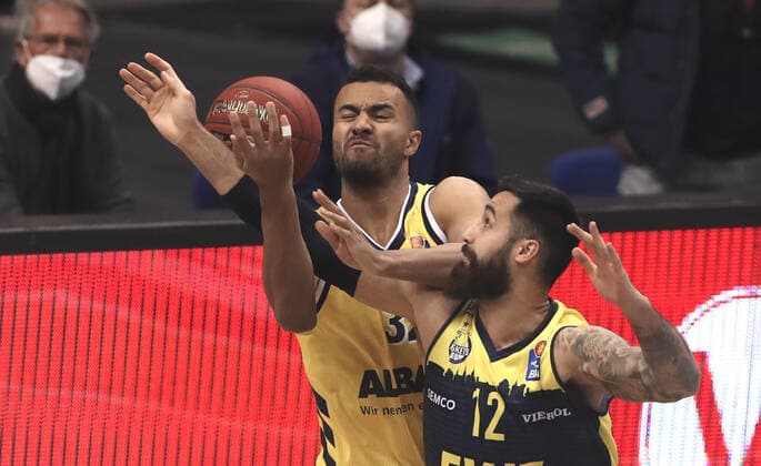 Johannes Thiemann, Martin Breunig Aktion Spielszene Zweikampf Basketball BBL Bundesliga Herren Saison 2020 2021 09.03.2021 ALBA Berlin vs. EWE Baskets Oldenburg