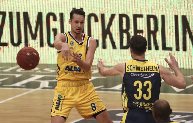 Marcus Eriksson, Philipp Schwethelm Aktion Spielszene Zweikampf Basketball BBL Bundesliga Herren Saison 2020 2021 09.03.2021 ALBA Berlin vs. EWE Baskets Oldenburg