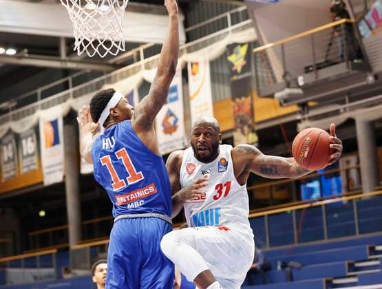 09.03.2021, Basketball, BBL 2020 2021, 18. Spieltag, Syntainics MBC - s.Oliver Wuerzburg, GER, Weissenfels, Stadthalle Weissenfels, Bild: v. li. Kyndahl Hill (MBC) und Murphy Holloway (s.Oliver Wuerzburg) Copyright: HMBxMedia xHeikoxBecker
