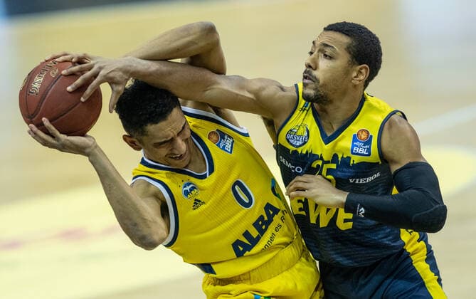 Sport Bilder des Tages 09.03.2021, Berlin, Basketball, 1. Bundesliga, easyCredit BBL, Hauptrunde, 20.Spieltag, Mercedes Benz Arena: ALBA Berlin - EWE Baskets Oldenburg. ALBAs Maodo Lo (l) kaempft gegen Phil Pressey von EWE Baskets Oldenburg um den Ball. ALBA Berlin - EWE Baskets Oldenburg