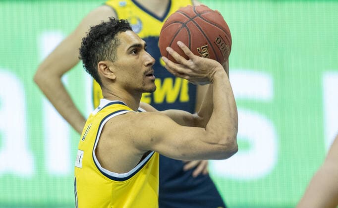 09.03.2021, Berlin, Basketball, 1. Bundesliga, easyCredit BBL, Hauptrunde, 20.Spieltag, Mercedes Benz Arena: ALBA Berlin - EWE Baskets Oldenburg. ALBAs Maodo Lo haelt den Ball bereit zum Freiwurf. ALBA Berlin - EWE Baskets Oldenburg