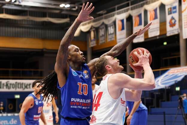 09.03.2021, Basketball, BBL 2020 2021, 18. Spieltag, Syntainics MBC - s.Oliver Wuerzburg, GER, Weissenfels, Stadthalle Weissenfels, Bild: v. li. Anthony Barber (MBC) und Felix Hoffmann (s.Oliver Wuerzburg) Copyright: HMBxMedia xHeikoxBecker