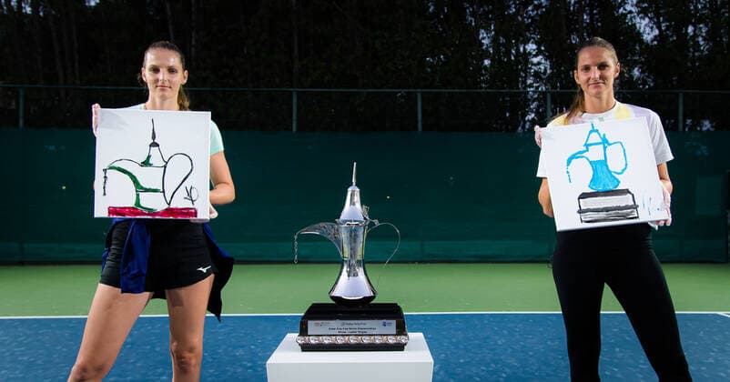 Sport Bilder des Tages March 9, 2021, DUBAI, UNITED ARAB EMIRATES: Karolina Pliskova & Kristyna Pliskova of the Czech Republic paint the Dubai Duty Free Tennis Championships trophy at the 2021 Dubai Duty Free Tennis Championships WTA, Tennis Damen 1000 tournament DUBAI UNITED ARAB EMIRATES - ZUMAa181 20210309_zaa_a181_107 Copyright: xRobxPrangex