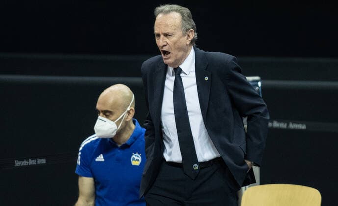09.03.2021, Berlin, Basketball, 1. Bundesliga, easyCredit BBL, Hauptrunde, 20.Spieltag, Mercedes Benz Arena: ALBA Berlin - EWE Baskets Oldenburg. ALBAs Head Coach Aito Garcia Reneses ruft seinem Team etwas zu. ALBA Berlin - EWE Baskets Oldenburg