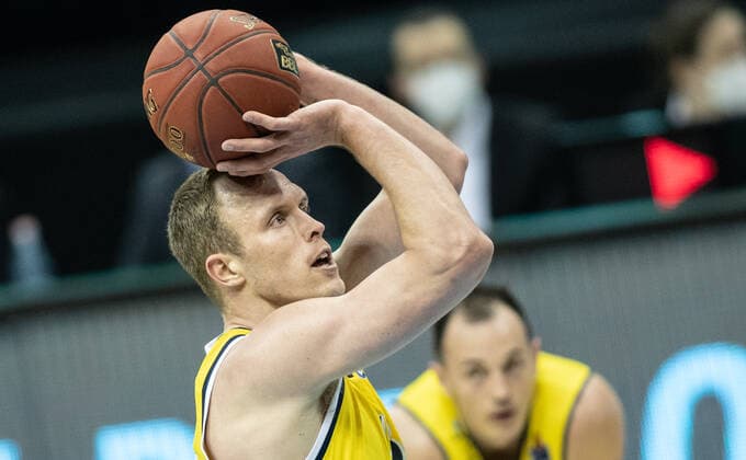 09.03.2021, Berlin, Basketball, 1. Bundesliga, easyCredit BBL, Hauptrunde, 20.Spieltag, Mercedes Benz Arena: ALBA Berlin - EWE Baskets Oldenburg. ALBAs Luke Sikma haelt den Ball bereit zum Freiwurf. ALBA Berlin - EWE Baskets Oldenburg