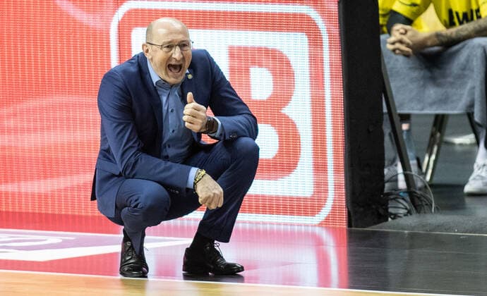 09.03.2021, Berlin, Basketball, 1. Bundesliga, easyCredit BBL, Hauptrunde, 20.Spieltag, Mercedes Benz Arena: ALBA Berlin - EWE Baskets Oldenburg. Head Coach Mladen Drijencic von EWE Baskets Oldenburg ruft seinem Team etwas zu. ALBA Berlin - EWE Baskets Oldenburg