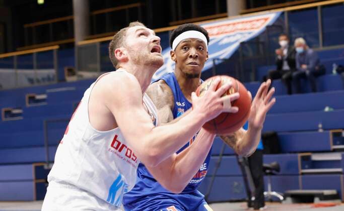 09.03.2021, Basketball, BBL 2020 2021, 18. Spieltag, Syntainics MBC - s.Oliver Wuerzburg, GER, Weissenfels, Stadthalle Weissenfels, Bild: v. li. Felix Hoffmann (s.Oliver Wuerzburg) und Kyndahl Hill (MBC) Copyright: HMBxMedia xHeikoxBecker