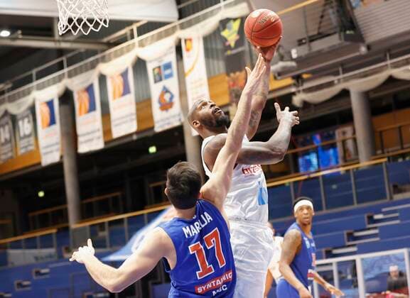 09.03.2021, Basketball, BBL 2020 2021, 18. Spieltag, Syntainics MBC - s.Oliver Wuerzburg, GER, Weissenfels, Stadthalle Weissenfels, Bild: v. li. Aleksandar Marelja (MBC) und Murphy Holloway (s.Oliver Wuerzburg) Copyright: HMBxMedia xHeikoxBecker