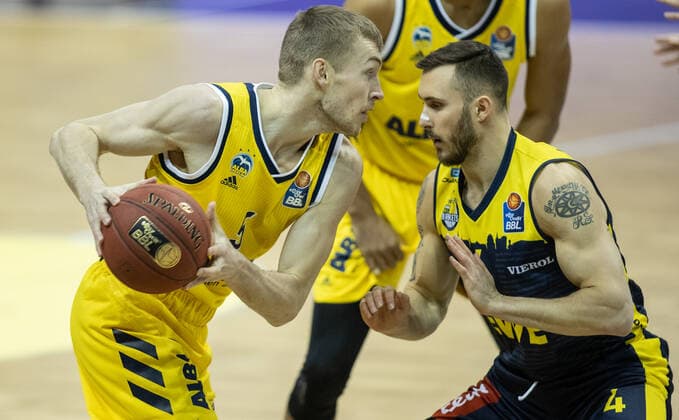 09.03.2021, Berlin, Basketball, 1. Bundesliga, easyCredit BBL, Hauptrunde, 20.Spieltag, Mercedes Benz Arena: ALBA Berlin - EWE Baskets Oldenburg. ALBAs Niels Giffey (l) kaempft gegen Keith Hornsby von EWE Baskets Oldenburg um den Ball. ALBA Berlin - EWE Baskets Oldenburg