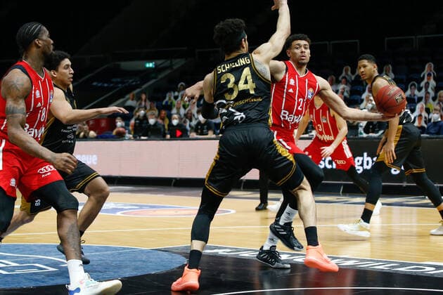 09.03.2021, xgox, Basketball, easyCredit BBL, Basketball Loewen Braunschweig - FC Bayern Muenchen emspor, v.l. Wade Baldwin (Bayern, 2) Braunschweig
