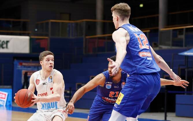 09.03.2021, Basketball, BBL 2020 2021, 18. Spieltag, Syntainics MBC - s.Oliver Wuerzburg, GER, Weissenfels, Stadthalle Weissenfels, Bild: v. li. Nils Hassfurther (s.Oliver Wuerzburg), Quinton Hooker (MBC) und Philipp Hartwich (MBC) Copyright: HMBxMedia xHeikoxBecker