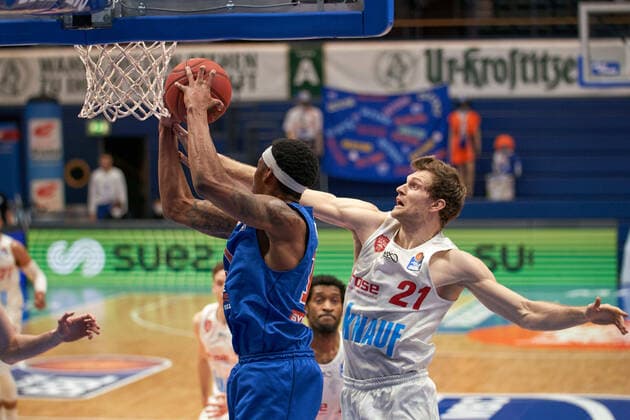 Syntainics MBC - s.Oliver Wuerzburg, Basketball, Bundesliga, Maenner, 18. Spieltag, 09.03.2021, v.l.: Kyndahl Hill (MBC, 11), Florian Koch (Wuerzburg, 21), rebound. Syntainics MBC - s.Oliver Wuerzburg, Basketball, Bundesliga, Maenner, 18. Spieltag, 09.03.2021, Weissenfels