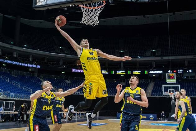 Basketball Berlin 09.03.2021 Saison 2020 2021 1. Bundesliga easyCredit BBL Alba Berlin - EWE Baskets Oldenburg Ben Lammers (Alba Berlin, No.50) Karsten Tadda (Oldenburg, No.09) Rasid Mahalbasic (Oldenburg, No.24)
