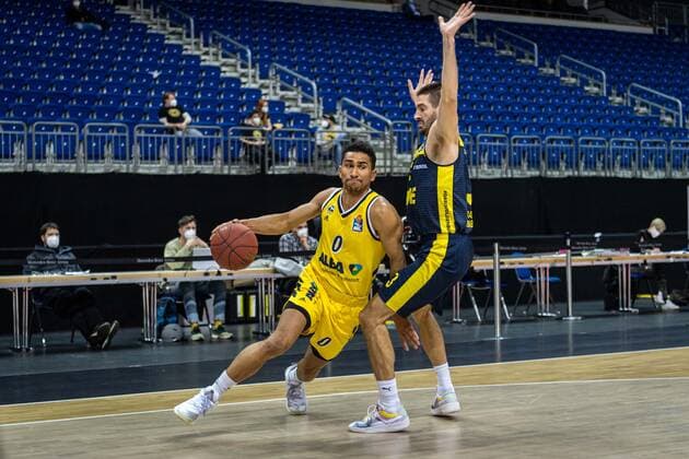 Basketball Berlin 09.03.2021 Saison 2020 2021 1. Bundesliga easyCredit BBL Alba Berlin - EWE Baskets Oldenburg Maodo Lo (Alba Berlin, No.00) Braydon Hobbs (Oldenburg, No.03)