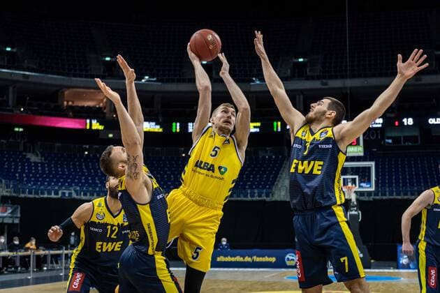 Basketball Berlin 09.03.2021 Saison 2020 2021 1. Bundesliga easyCredit BBL Alba Berlin - EWE Baskets Oldenburg Niels Giffey (Alba Berlin, No.05) Sebastian Herrera (Oldenburg, No.07)