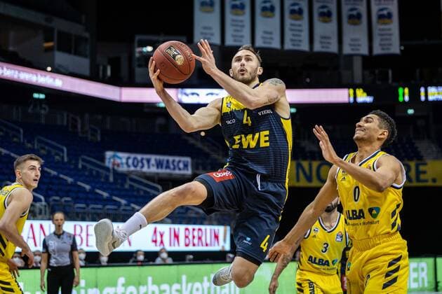 Basketball Berlin 09.03.2021 Saison 2020 2021 1. Bundesliga easyCredit BBL Alba Berlin - EWE Baskets Oldenburg Keith Hornsby (Oldenburg, No.04) Maodo Lo (Alba Berlin, No.00)