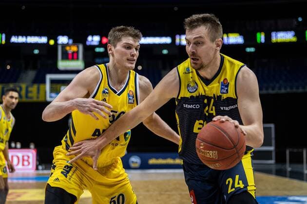 Basketball Berlin 09.03.2021 Saison 2020 2021 1. Bundesliga easyCredit BBL Alba Berlin - EWE Baskets Oldenburg Rasid Mahalbasic (Oldenburg, No.24) Ben Lammers (Alba Berlin, No.50)
