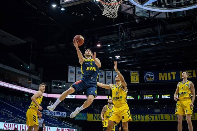 Basketball Berlin 09.03.2021 Saison 2020 2021 1. Bundesliga easyCredit BBL Alba Berlin - EWE Baskets Oldenburg Keith Hornsby (Oldenburg, No.04) Maodo Lo (Alba Berlin, No.00)