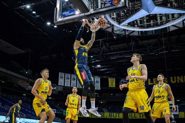 Basketball Berlin 09.03.2021 Saison 2020 2021 1. Bundesliga easyCredit BBL Alba Berlin - EWE Baskets Oldenburg Martin Breunig (Oldenburg, No.12) Ben Lammers (Alba Berlin, No.50)