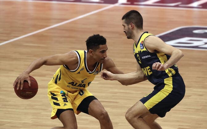 Maodo Lo, Braydon Hobbs Aktion Spielszene Zweikampf Basketball BBL Bundesliga Herren Saison 2020 2021 09.03.2021 ALBA Berlin vs. EWE Baskets Oldenburg