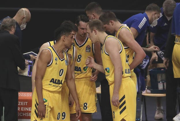 Maodo Lo, Marcus Eriksson, Luke Sikma redend Auszeit time out Basketball BBL Bundesliga Herren Saison 2020 2021 09.03.2021 ALBA Berlin vs. EWE Baskets Oldenburg