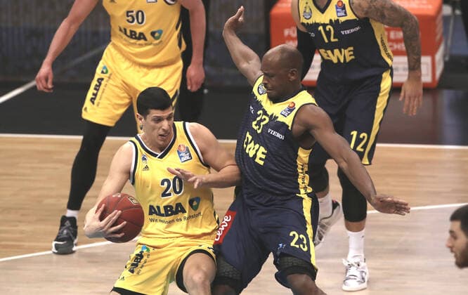 Simone Fontecchio, Rickey Paulding Aktion Spielszene Zweikampf Basketball BBL Bundesliga Herren Saison 2020 2021 09.03.2021 ALBA Berlin vs. EWE Baskets Oldenburg