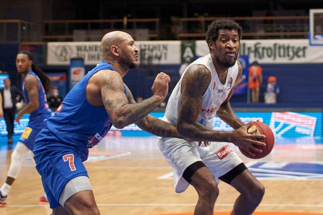 Syntainics MBC - s.Oliver Wuerzburg, Basketball, Bundesliga, Maenner, 18. Spieltag, 06.02.2021, v.l.: <mbc7, Perry Jones (Wuerzburg, 1). Syntainics MBC - s.Oliver Wuerzburg, Basketball, Bundesliga, Maenner, 18. Spieltag, 06.02.2021, Weissenfels