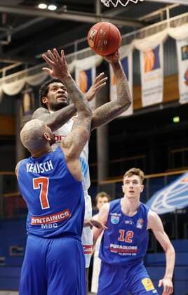 09.03.2021, Basketball, BBL 2020 2021, 18. Spieltag, Syntainics MBC - s.Oliver Wuerzburg, GER, Weissenfels, Stadthalle Weissenfels, Bild: v. li. Sergio Kerusch (MBC), Perry Jones III (s.Oliver Wuerzburg) und Philipp Hartwich (MBC) Copyright: HMBxMedia xHeikoxBecker
