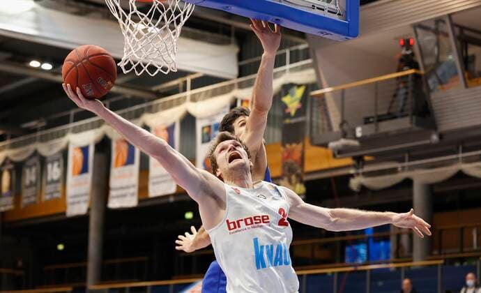09.03.2021, Basketball, BBL 2020 2021, 18. Spieltag, Syntainics MBC - s.Oliver Wuerzburg, GER, Weissenfels, Stadthalle Weissenfels, Bild: v. li. Florian Koch (s.Oliver Wuerzburg) und Aleksandar Marelja (MBC) Copyright: HMBxMedia xHeikoxBecker
