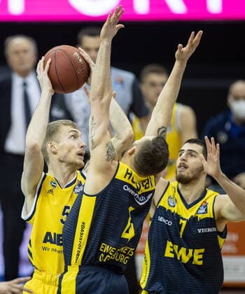 09.03.2021, Berlin, Basketball, 1. Bundesliga, easyCredit BBL, Hauptrunde, 20.Spieltag, Mercedes Benz Arena: ALBA Berlin - EWE Baskets Oldenburg. ALBAs Niels Giffey (l-r) kaempft gegen Keith Hornsby und Sebastian Herrera von EWE Baskets Oldenburg um den Ball. ALBA Berlin - EWE Baskets Oldenburg