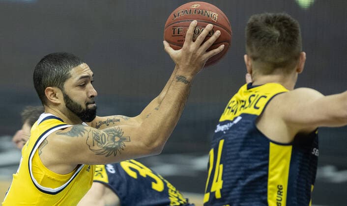 09.03.2021, Berlin, Basketball, 1. Bundesliga, easyCredit BBL, Hauptrunde, 20.Spieltag, Mercedes Benz Arena: ALBA Berlin - EWE Baskets Oldenburg. ALBAs Peyton Siva (l) haelt den Ball fest gegen Rasid Mahalbasic von EWE Baskets Oldenburg. ALBA Berlin - EWE Baskets Oldenburg