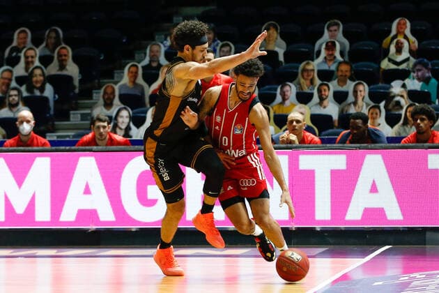 09.03.2021, xgox, Basketball, easyCredit BBL, Basketball Loewen Braunschweig - FC Bayern Muenchen emspor, v.l. Gavin Schilling (Braunschweig, 34), Nick Weiler-Babb (Bayern, 0) Zweikampf Braunschweig