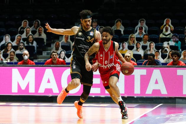 09.03.2021, xgox, Basketball, easyCredit BBL, Basketball Loewen Braunschweig - FC Bayern Muenchen emspor, v.l. Gavin Schilling (Braunschweig, 34), Nick Weiler-Babb (Bayern, 0) Zweikampf Braunschweig