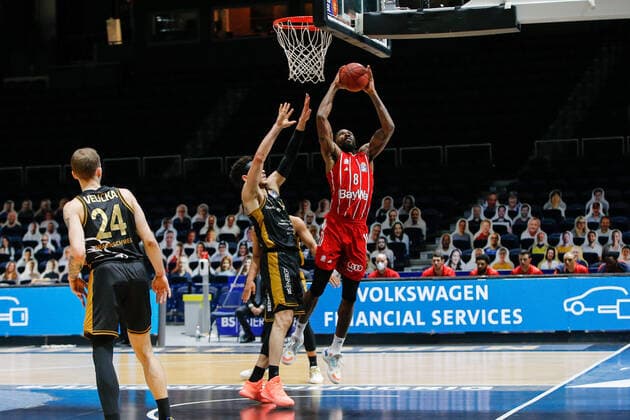 09.03.2021, xgox, Basketball, easyCredit BBL, Basketball Loewen Braunschweig - FC Bayern Muenchen emspor, v.l. Jalen Reynolds (Bayern, 8) wirft einen Korb Braunschweig