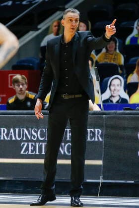 09.03.2021, xgox, Basketball, easyCredit BBL, Basketball Loewen Braunschweig - FC Bayern Muenchen emspor, v.l. Pete Strobl (Braunschweig Trainer) gestikuliert, gibt Anweisungen Braunschweig