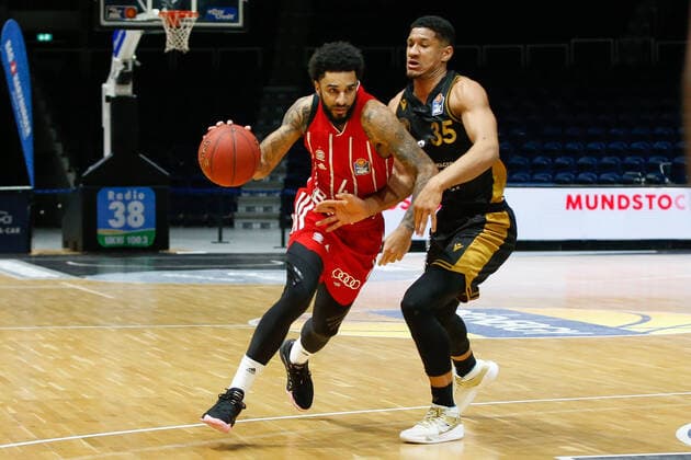 09.03.2021, xgox, Basketball, easyCredit BBL, Basketball Loewen Braunschweig - FC Bayern Muenchen emspor, v.l. D.J. Seeley (Bayern, 4), Karim Jallow (Braunschweig, 35) Zweikampf Braunschweig