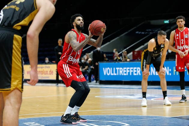 09.03.2021, xgox, Basketball, easyCredit BBL, Basketball Loewen Braunschweig - FC Bayern Muenchen emspor, v.l. D.J. Seeley (Bayern, 4) Braunschweig