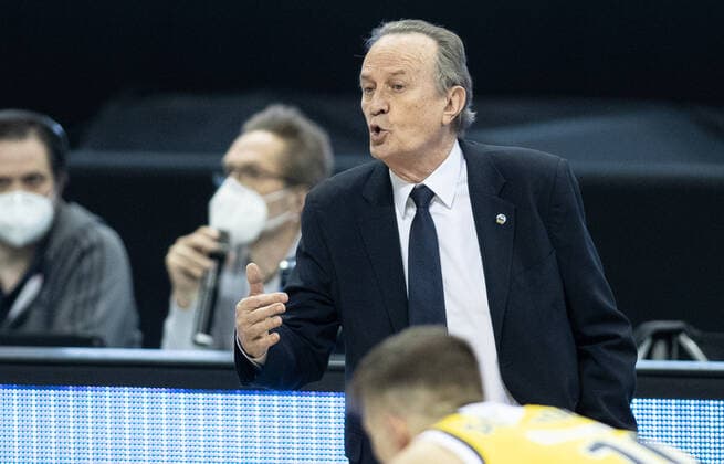 09.03.2021, Berlin, Basketball, 1. Bundesliga, easyCredit BBL, Hauptrunde, 20.Spieltag, Mercedes Benz Arena: ALBA Berlin - EWE Baskets Oldenburg. ALBAs Head Coach Aito Garcia Reneses steht gestikulierend am Rand des Courts. ALBA Berlin - EWE Baskets Oldenburg
