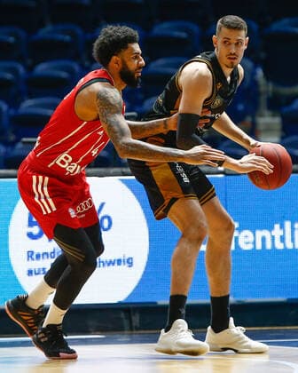 09.03.2021, xgox, Basketball, easyCredit BBL, Basketball Loewen Braunschweig - FC Bayern Muenchen emspor, v.l. D.J. Seeley (Bayern, 4), Lukas Wank (Braunschweig, 0)Zweikampf Braunschweig