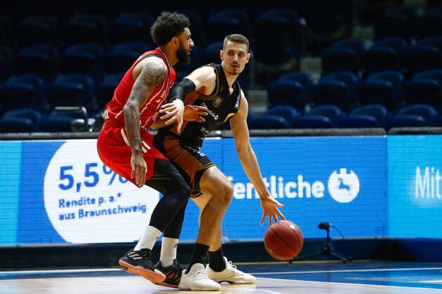 09.03.2021, xgox, Basketball, easyCredit BBL, Basketball Loewen Braunschweig - FC Bayern Muenchen emspor, v.l. D.J. Seeley (Bayern, 4), Lukas Wank (Braunschweig, 0)Zweikampf Braunschweig