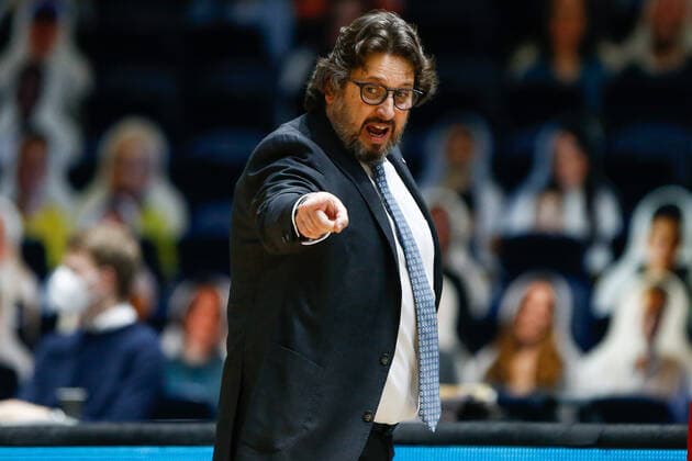 09.03.2021, xgox, Basketball, easyCredit BBL, Basketball Loewen Braunschweig - FC Bayern Muenchen emspor, v.l. Andrea Trinchieri (Bayern Trainer) gestikuliert, gibt Anweisungen Braunschweig