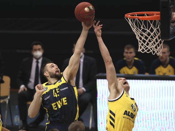 Nathan Boothe, Luke Sikma Aktion Spielszene Zweikampf Basketball BBL Bundesliga Herren Saison 2020 2021 09.03.2021 ALBA Berlin vs. EWE Baskets Oldenburg
