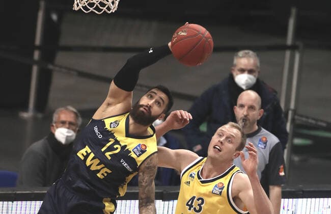 Martin Breunig, Luke Sikma Aktion Spielszene Zweikampf Basketball BBL Bundesliga Herren Saison 2020 2021 09.03.2021 ALBA Berlin vs. EWE Baskets Oldenburg