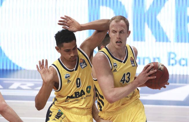 Maodo Lo, Luke Sikma Aktion Oberkoerper Oberkörper Basketball BBL Bundesliga Herren Saison 2020 2021 09.03.2021 ALBA Berlin vs. EWE Baskets Oldenburg