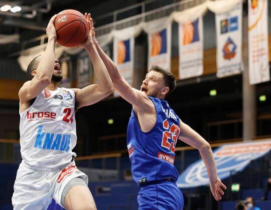 09.03.2021, Basketball, BBL 2020 2021, 18. Spieltag, Syntainics MBC - s.Oliver Wuerzburg, GER, Weissenfels, Stadthalle Weissenfels, Bild: v. li. Cameron Hunt (s.Oliver Wuerzburg) und Michal Michalak (MBC) Copyright: HMBxMedia xHeikoxBecker
