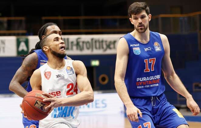 09.03.2021, Basketball, BBL 2020 2021, 18. Spieltag, Syntainics MBC - s.Oliver Wuerzburg, GER, Weissenfels, Stadthalle Weissenfels, Bild: v. li Anthony Barber (MBC), Cameron Hunt (s.Oliver Wuerzburg) und Aleksandar Marelja (MBC) Copyright: HMBxMedia xHeikoxBecker