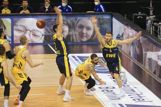 DEU, GER, 1.BBL, ALBA vs. OLdenburg, 09.03.2021, Mercedes-Benz-Arena, Berlin, DEU, GER, 1.BBL, ALBA vs. OLdenburg, im Bild Peyton Siva (ALBA Berlin 3), Sebastian Herrera (Baskets Oldenburg 7), Keith Hornsby (Baskets Oldenburg 4)