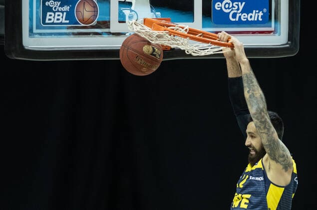 09.03.2021, Berlin, Basketball, 1. Bundesliga, easyCredit BBL, Hauptrunde, 20.Spieltag, Mercedes Benz Arena: ALBA Berlin - EWE Baskets Oldenburg. Martin Breunig von EWE Baskets Oldenburg legt den Ball in den Korb und haengt daran. ALBA Berlin - EWE Baskets Oldenburg